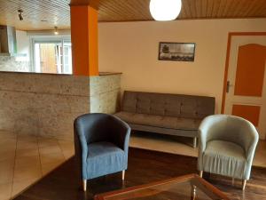 Maisons de vacances Charentaise renovee avec jardin, a 20 min d'Angouleme - FR-1-653-90 : photos des chambres