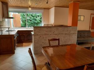 Maisons de vacances Charentaise renovee avec jardin, a 20 min d'Angouleme - FR-1-653-90 : photos des chambres