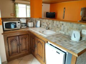 Maisons de vacances Charentaise renovee avec jardin, a 20 min d'Angouleme - FR-1-653-90 : photos des chambres