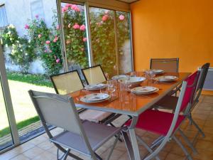 Maisons de vacances Charentaise renovee avec jardin, a 20 min d'Angouleme - FR-1-653-90 : photos des chambres