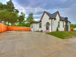 Plaza District Modern Home - Lillard Park