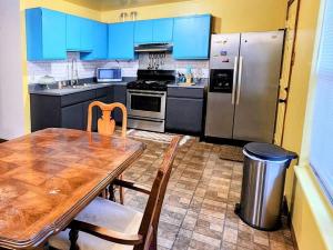 Retro 2 BR Home 6 mins to United Center with Parking