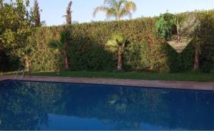 Ferme Hind , magnifique ferme avec grande piscine et un jardin splendide