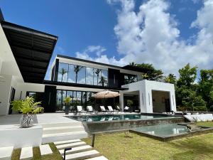 Casa black and white frente al mar