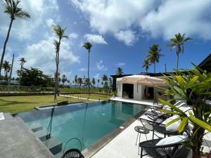 Casa black and white frente al mar