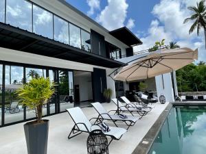 Casa black and white frente al mar