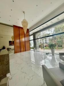 Monoambiente completo, amplio y céntrico