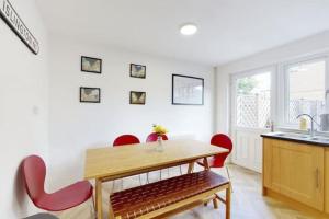 4 bedroom family home on Piccadilly line