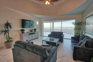 Spectacular Beachfront 4 bedroom Home, Villa12