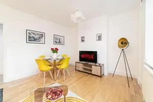 Two Bedroom Apartment By Buonomo Stays Short Lets & Serviced Accommodation in Balham with Balcony - London