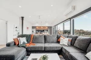Luxurious Hobart Holiday Home with Stunning Bay Views - Affordable, Family-Friendly, and Stylish - Penna