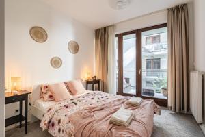Home of Serenity - 2 BDR, free parking and terrace - Hoteles de 4 estrellas en Budapest
