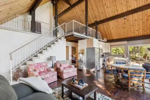 Warm and Cozy Mountain and Lake View Haven cottage - Nice