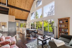 Warm and Cozy Mountain and Lake View Haven cottage