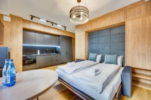 Black & Blue by OneApartments