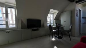 Charmant studio rénové avec vue sur les toits de Paris 7e arrondissement