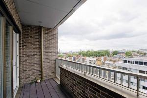 Kings Cross 2 Bed with City Views, AC, Balcony