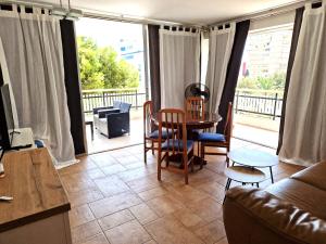 Luminoso apartamento reformado con gran terraza a 2 mins a pie de la playa de San Juan