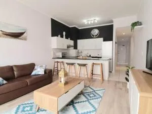 Stunning, top-floor, beach apartment, free parking - Мізенберґ