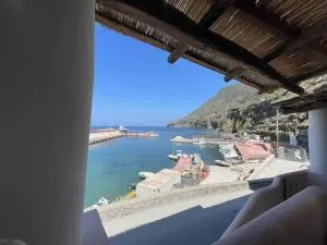 Casa Cappero - sul porto di Malfa - ليني