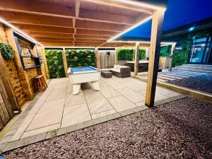 Hazells Lodge Farm Stay Sleeps 2 Undercover Hottub and Pool Table