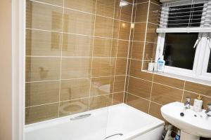 Private Double room in a new build flat, Reading
