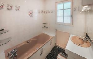 Maisons de vacances Awesome Home In Roquebrun : photos des chambres