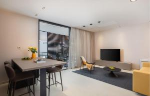 2 Bedroom Lovely Apartment In Betina 