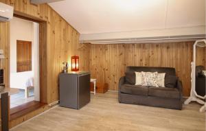 Maisons de vacances Awesome Home In Meyzieu : photos des chambres