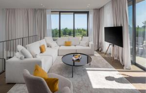 Awesome Home In Crveni Vrh With Wifi 