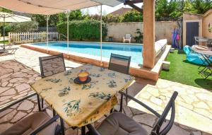 Maisons de vacances Beautiful Home In Les Taillades : photos des chambres