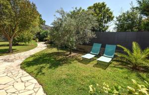 Maisons de vacances Beautiful Home In Les Taillades : photos des chambres