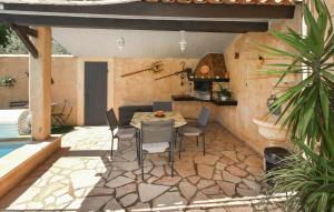 Maisons de vacances Beautiful Home In Les Taillades : photos des chambres