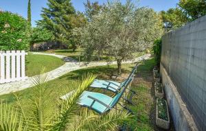 Maisons de vacances Beautiful Home In Les Taillades : photos des chambres