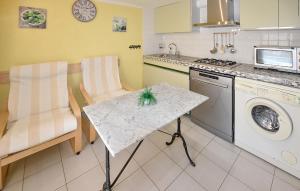 Maisons de vacances Beautiful Home In Les Taillades : photos des chambres