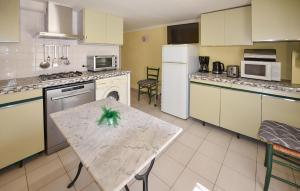 Maisons de vacances Beautiful Home In Les Taillades : photos des chambres