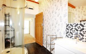 Maisons de vacances Gorgeous Home In Thezan-Des-Corbieres : photos des chambres