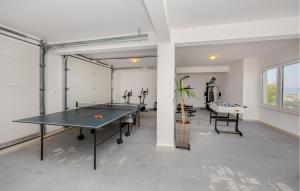 5 Bedroom Lovely Home In Kucine