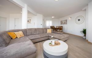 5 Bedroom Lovely Home In Kucine 