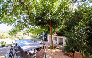 Maisons de vacances Awesome Home In Rochefort Du Gard : photos des chambres