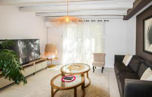 Maisons de vacances Awesome Home In Rochefort Du Gard : photos des chambres