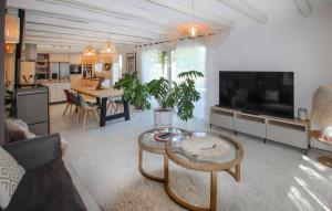 Maisons de vacances Awesome Home In Rochefort Du Gard : photos des chambres