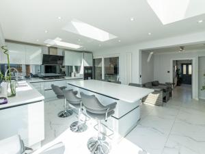 Stylish HouseSmart FeaturesJacuzziLarge Garden - Pass the Keys