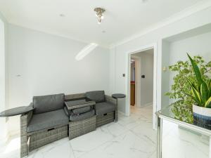 Stylish HouseSmart FeaturesJacuzziLarge Garden - Pass the Keys