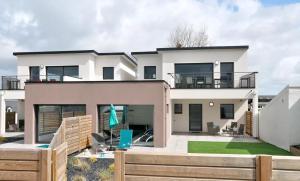 Villa Azénor Bretagne Piscine Intérieure Partagée toute lannée 100m plage