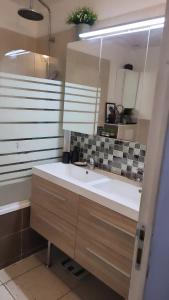 Sejours chez l'habitant Exotic & Cosy room proche Roissy Cdg Airport : photos des chambres