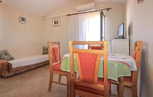 1 Bedroom Cozy Apartment In Nin 