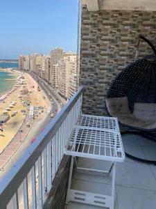 شقة بميامي علي البحر بجوار جملة ماركت الطابق 13