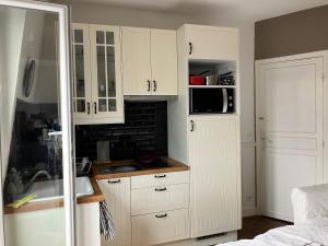 Furnished studio very quiet with incredible views to La Défense & Eiffel Tower