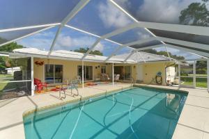 Huge Pool, Close to Beaches, Restaurants & Shops